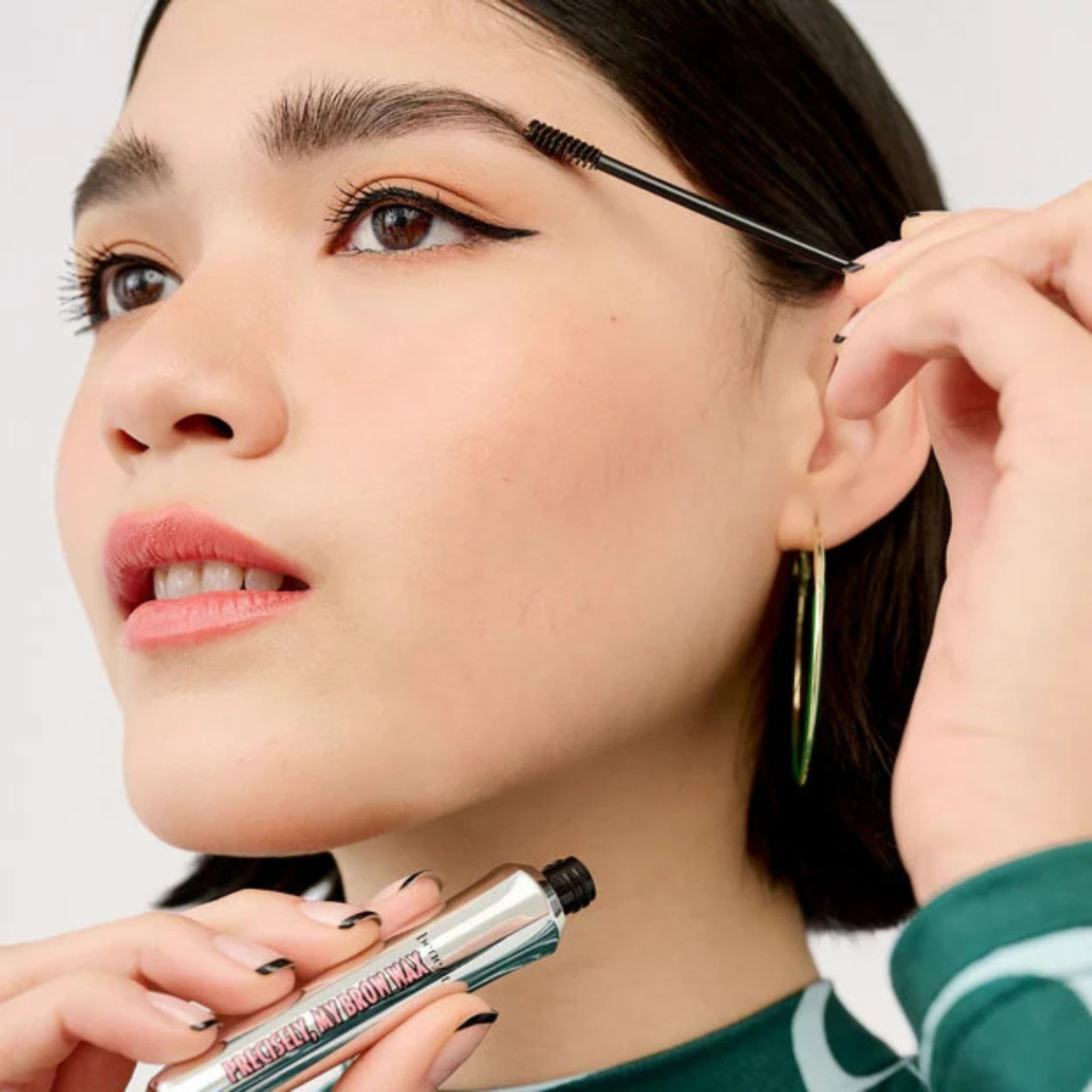 Application Benefit Precisely My Brow Wax pour définir et fixer les sourcils